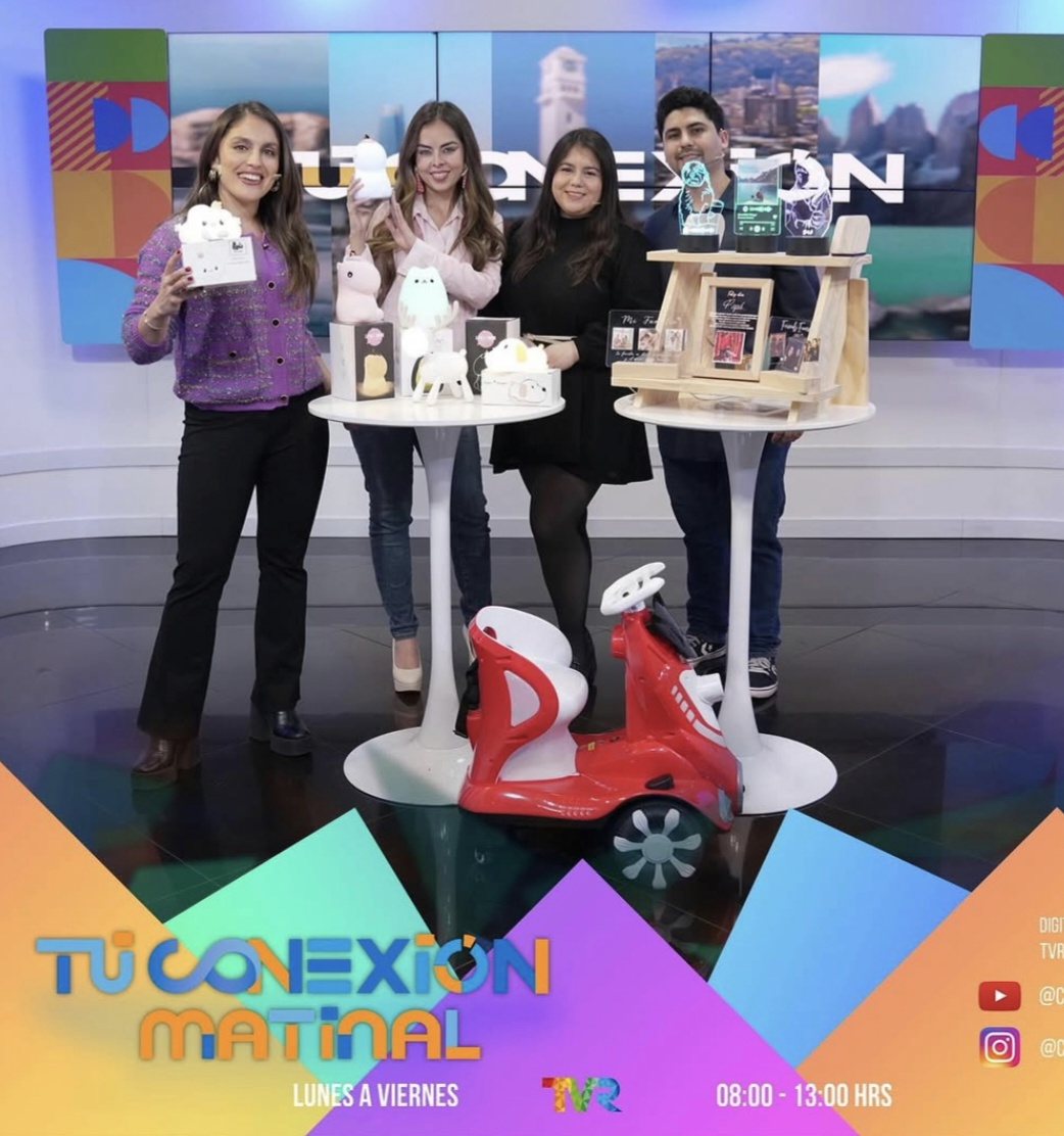 Equipo Gorgona presentando sus lámparas en Tu Conexión Matinal de TVR